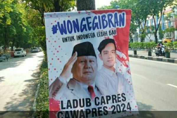 Dugaan Keterlibatan Polisi dalam Pemasangan Baliho Prabowo-Gibran adalah Bentuk Kecurangan Pemilu dan Harus Ditindak Tegas!