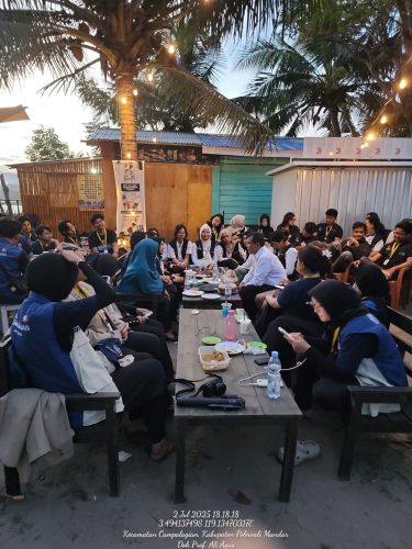 Menguatkan hati dan memberikan semangat untuk mahasiswa KKN UGM oleh Prof Ali Agus.